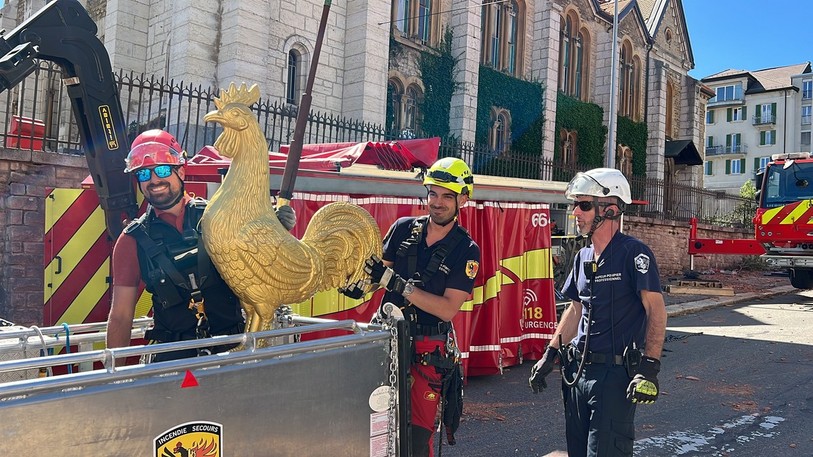 Les sapeurs-pompiers de Genève ont démonté la cime du clocher du théâtre des Abeilles à La Chaux-de-Fonds.