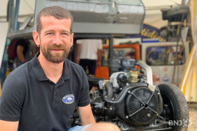 Guillaume Munsch, patron de l'entreprise française de restauration de 2CV Anciennes au quotidien, connait par cœur la célèbre automobile de l'intérieur.