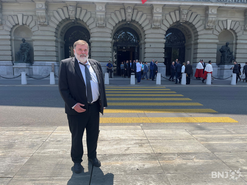 Jean-Paul Gschwind pose devant ce qui aura été l’un de ces lieux de travail durant 12 ans, le Palais fédéral.