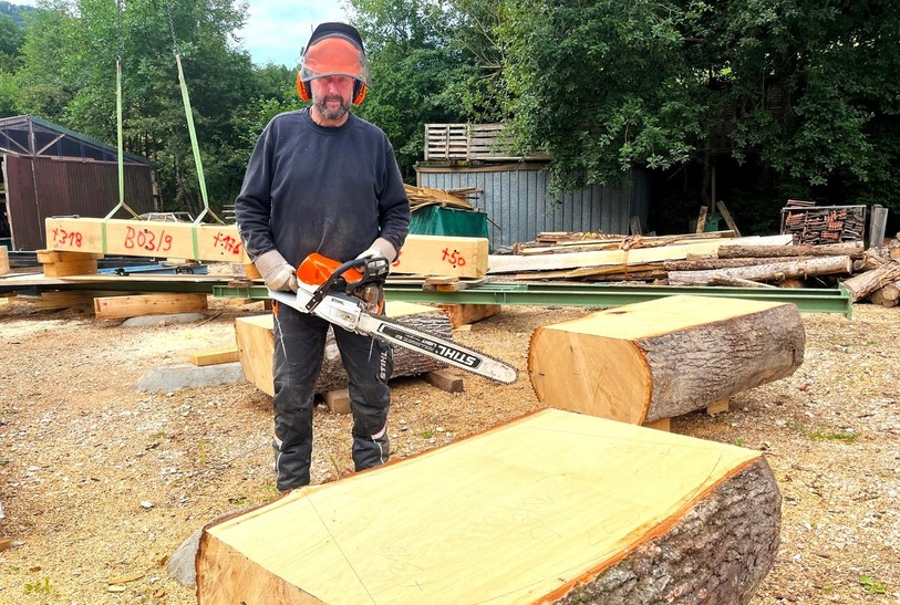 Michel Schmid sculpte des bancs en forme de boomerang dans son atelier à ciel ouvert à Cornol.