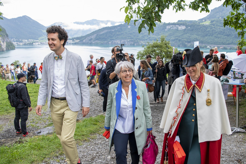 Elisabeth Baume-Schneider arrive sur le Grütli accompagnée par sa huissière. (photo : KEYSTONE/Urs Flueeler)