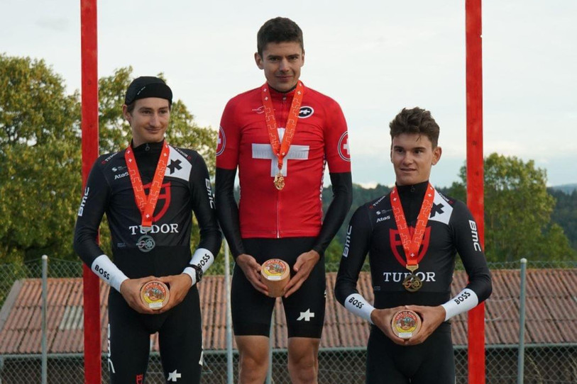 Robin Donzé (à gauche) est monté sur la deuxième marche du podium mardi. (Photo : Facebook Team Humard Vélo-Passion)