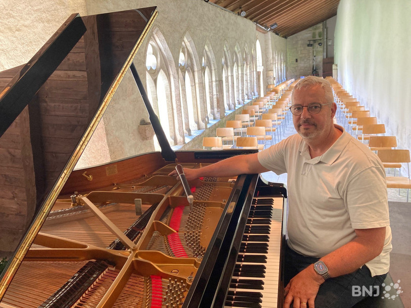 Christian Chopard est l'accordeur du piano sur lequel jouent les stars mondiales à St-Ursanne.