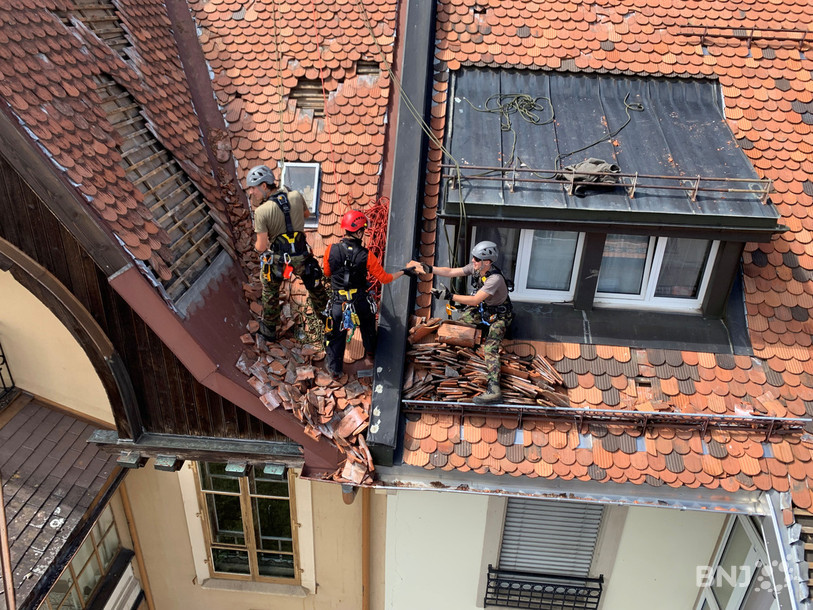 Les militaires du centre de compétences du service alpin de l'armée sécurisent les toits.