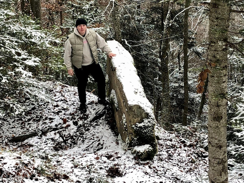 Evan Kaenzig a recensé de nombreuses traces du patrimoine militaire dans la région (photo : Evan Kaenzig).