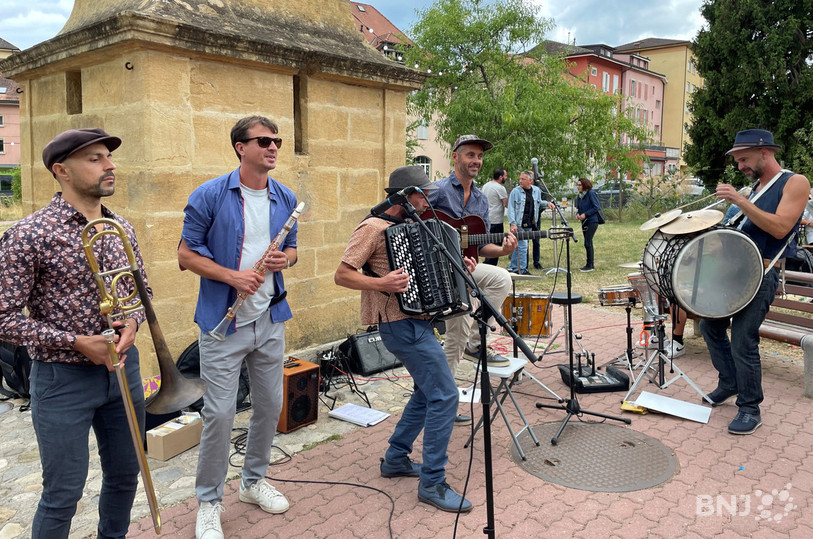Le groupe PKB, qui joue de la musique klezmer et balkanique, s'est produit samedi dans le parc du Château à Peseux. Il est également programmé à Neuchâtel la semaine prochaine.