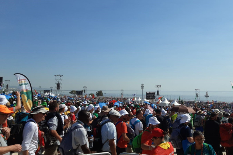 Une foule impressionnante a occupé les plages de Lisbonne à l'occasion de la messe du Pape François ce dimanche (photo : Christophe Wermeille).