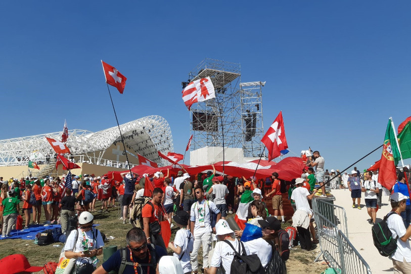 Les drapeaux jurassiens ont flotté sur Lisbonne à l'occasion des JMJ (photo : Christophe Wermeille).