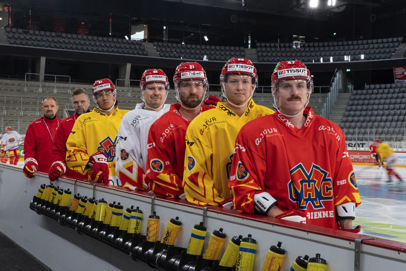 Les nouveaux arrivants au HC Bienne (de gauche à droite : Petri Matikainen, Juha Vuori, Liekit Reichle, Ville Pokka, Yanik Burren, Aleksi Heponiemi et Ian Derungs). (Photo : Jonas Scheck)