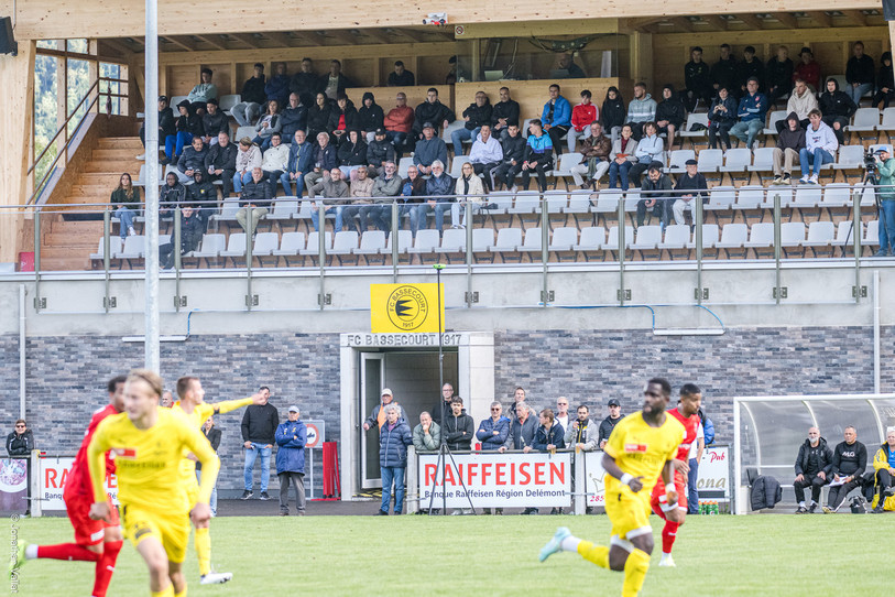 La tribune du FC Bassecourt n'accueilleront pas de spectateurs mercredi soir. (Photo: archives Jonathan Vallat)