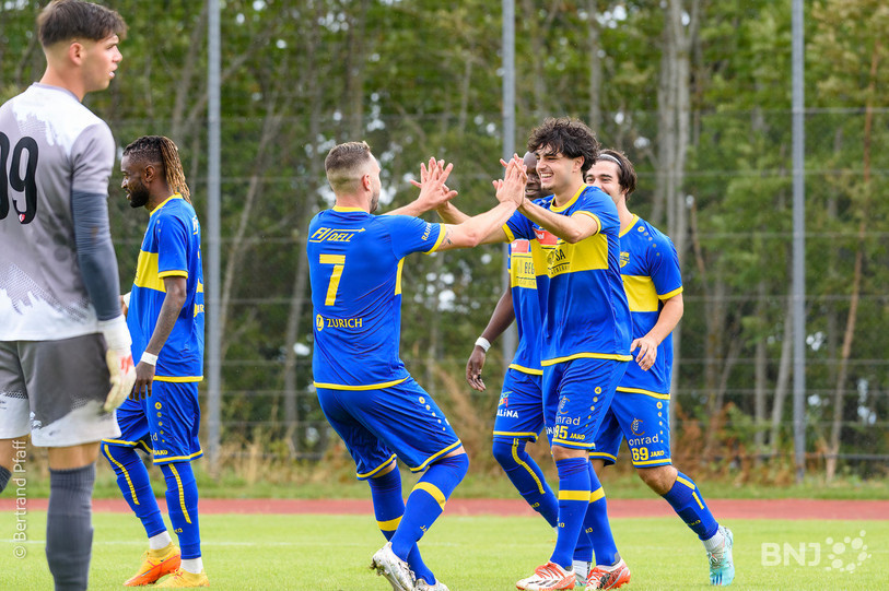 Les joueurs du FC Coffrane peuvent se congratuler après cette victoire. (photo : Bertrand Pfaff)