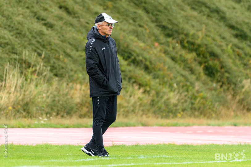 L'entraîneur du FC Coffrane Philippe Perret et ses joueurs ont signé une belle victoire. (photo : Archives)