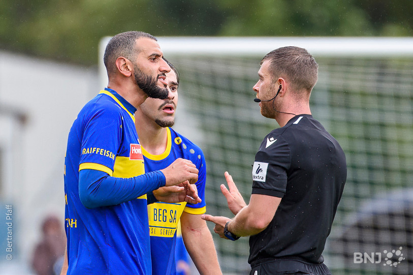 Le capitaine du FC Coffrane, Abdelaziz Kebbal, et ses coéquipiers ont rapidement déchanté samedi soir en Valais. (Photo : Bertrand Pfaff)