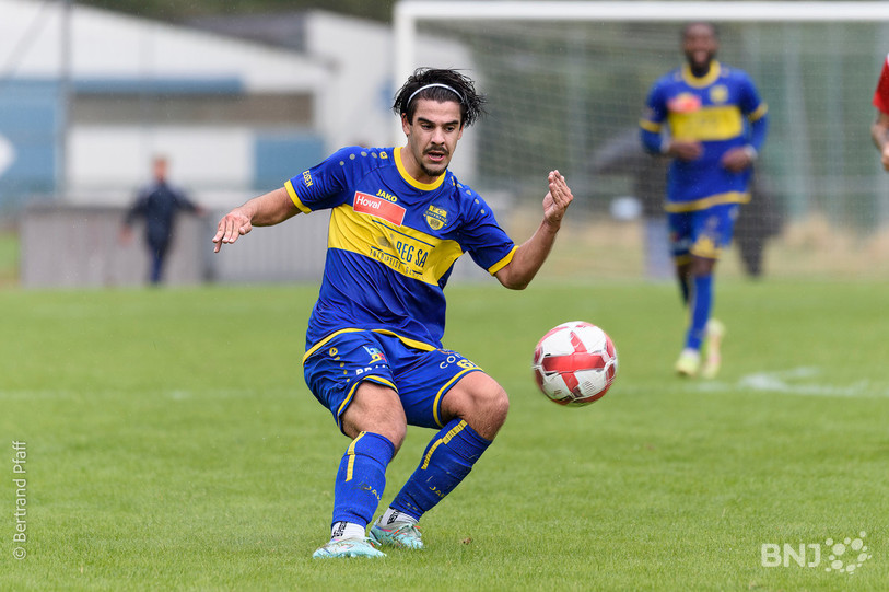 Guilherme Roque De Morais et ses coéquipiers du FC Coffrane tiennent la forme en ce début de deuxième tour. (Photo : Betrand Pfaff)