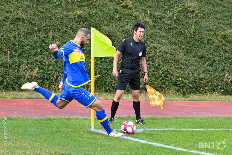 Abdelaziz Kebbal et le FC Coffrane se sont faits surprendre en fin de match (Photo : Bertrand Pfaff).