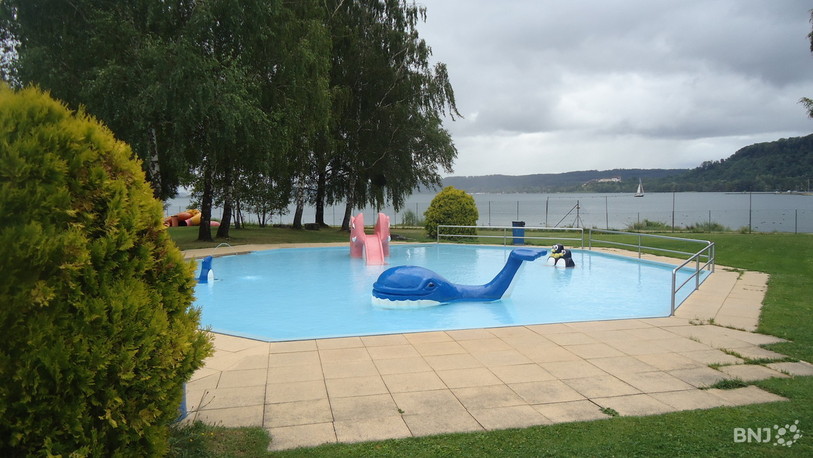 L’entier du site de la piscine du Landeron a été évacué jeudi, après les fortes rafales qui ont balayé la région. (Photo : archives)