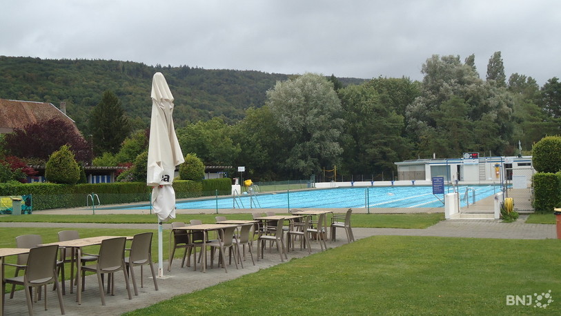 Les piscines neuchâteloises n'attirent pas grand monde par ce printemps pluvieux. Ici, celle du Landeron. (Photo : archives).