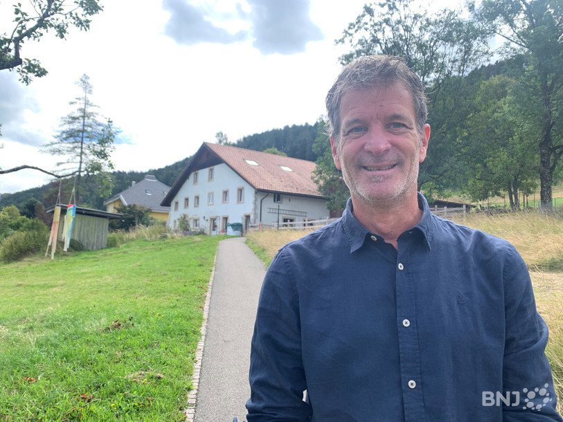 Le directeur de Werksiedlung, Jurg Beck, devant une partie des bâtiments de la fondation.