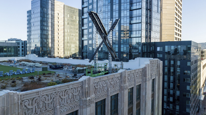 Le nouveau logo a été installé au sommet du siège social de Twitter, à San Francisco. (Photo : AP Photo/Noah Berger)