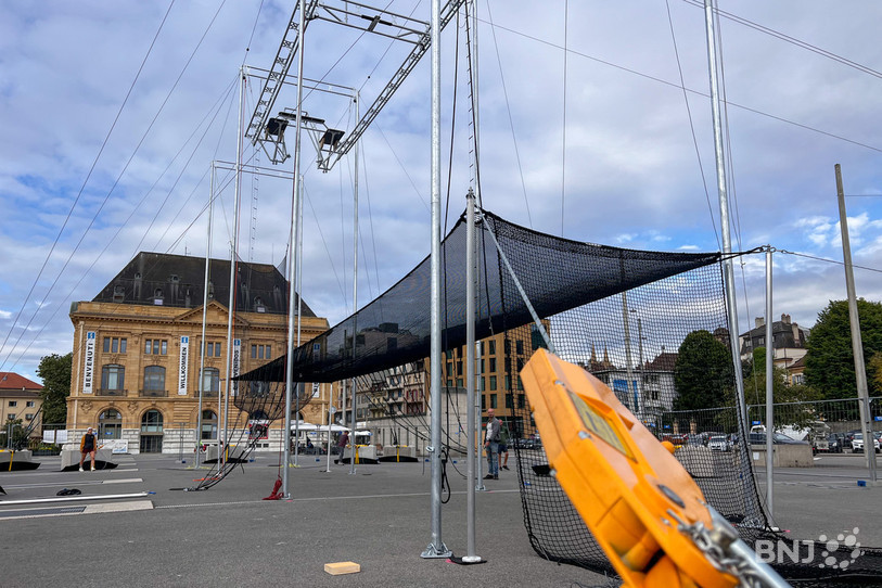 Pour son spectacle, la Compagnie Zali a monté une structure de 12 mètres sur la Place du Port à Neuchâtel.