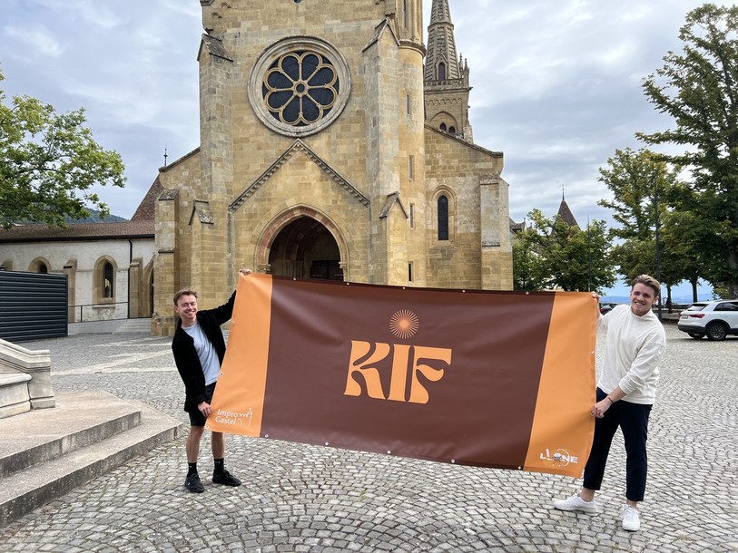Dorian Sönmez (gauche) et Léo Moreno arborent fièrement la banderole de la première édition du KIF (Katch Impro Festival)
