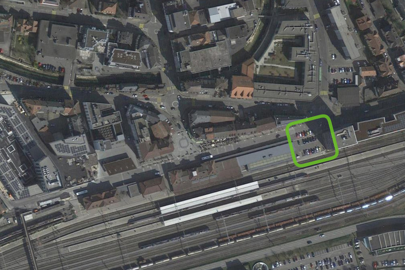 Le parking nord de la gare de Delémont (ici en vert) sera en travaux du 16 août au 30 novembre. (Photo : Airbus, Flotron / Jermann, GeoContent, Kanton Solothurn, Maxar Technologies)