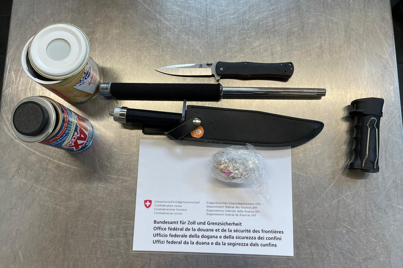 Les douaniers ont découvert des bijoux, différentes drogues et des armes illégales lors d'un contrôle proche de Porrentruy. (Photo : Office fédéral de la douane et de la sécurité des frontières)