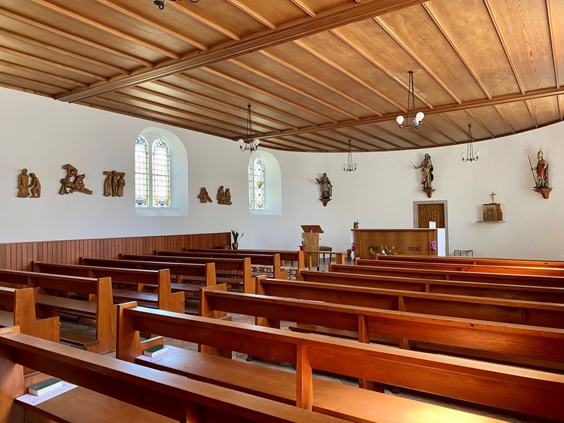 L'intérieur de la chapelle de Courcelon a aussi été refait, exceptés le plafond, les sols et les bancs.