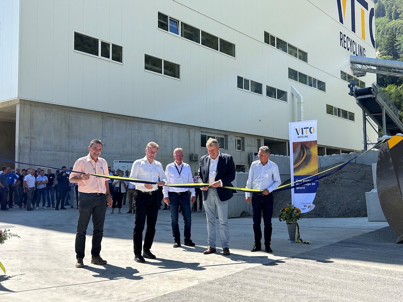 Le conseiller d'Etat bernois Christoph Neuhaus et le président du conseil d'administration de VITO Recycling Olivier Barbery ont ensemble coupé le ruban lors de l'inauguration de l'usine.