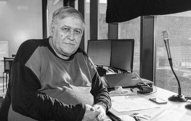 Peter Renatus à la table de speaker du FC Bienne (Photo : archives/FC Bienne).
