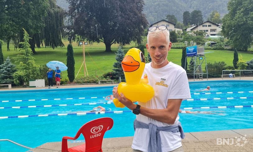 Malgré la pluie et la fatigue, Manuel Hennet était au bord du bassin pour soutenir son équipe des Bronzés avec son canard mascotte Rocco.