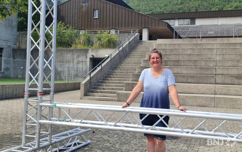 La structure géante qui accueillera la toile du Ciné Plein Air se baladera dans la région sous l'oeil attentif de la responsable du CAJ, Marjorie Oppliger.