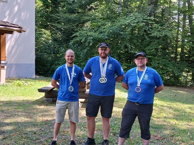Mathias Gerber (au centre) a signé trois podiums lors des finales cantonales de tir sportif. Louis Delabays (à gauche) et Rémy Bohren complète le podium de la catégorie du tir en deux positions. (Photo: Rémy Bohren)
