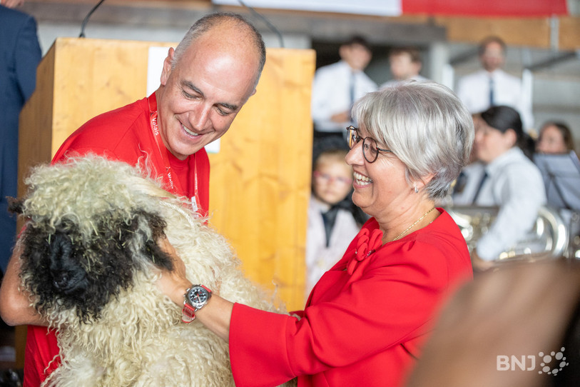Christophe Darbellay a remis « Petite Arvine », un mouton nez-noir du Valais, à Elisabeth Baume-Schneider. (Photo : Jonathan Vallat).
