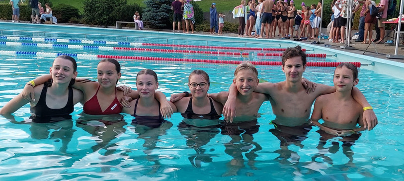 Lya Jolidon, Alessia Fernandez, Norah Andres, Mathilda Steulet, Colin Vogt, Anthony Steulet, Noé Stähli ont réalisé une magnifique prestation dans le bassin prévôtois. (photo: Mickaël Lapaire).