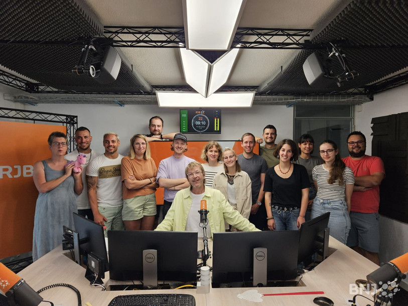 Voici une partie des pommes qui se cachent derrière les micros : (de g. à d.) Claire, Alexandre, Sven, Farida, Olivier, Léo, Laurent, Josette, Estelle, Lyndon, Anthony, Rosa, Diana, Joanne, Baptiste