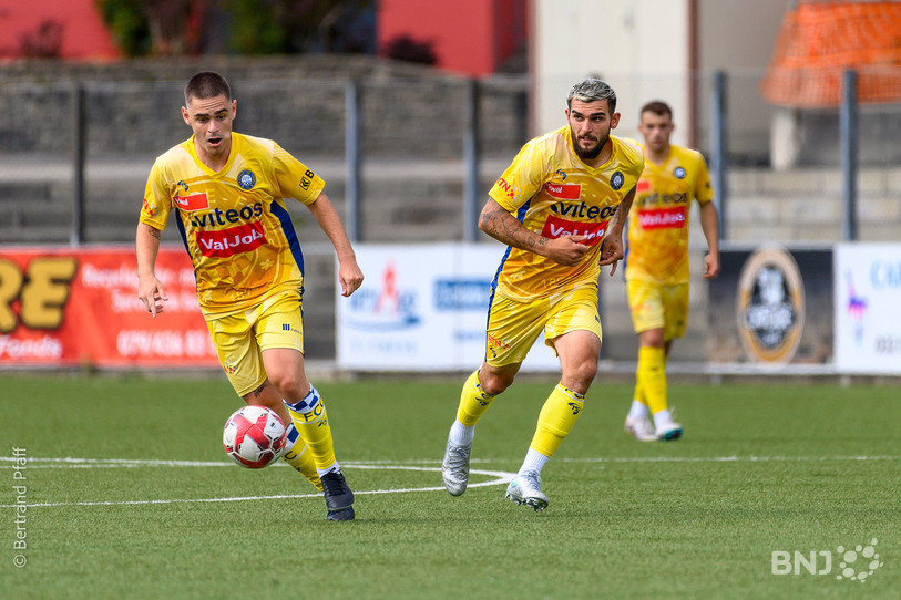 Julien Chapit (à droite) a été expulsé en deuxième mi-temps après avoir reçu un deuxième avertissement (Photo : Bertrand Pfaff)