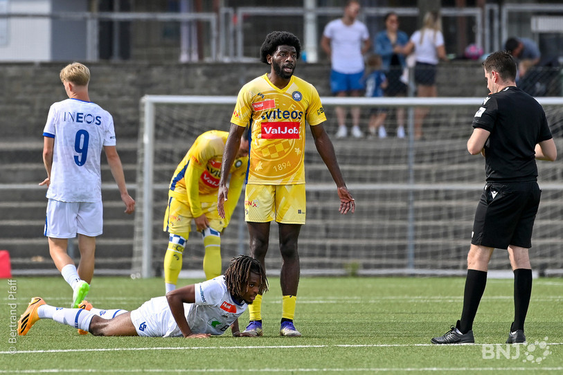 D'abord buteur, Albert Makoubé a été expulsé quelques minutes plus tard. Un fait de jeu qui a fait tourné la rencontre. (Photo : Bertrand Pfaff)