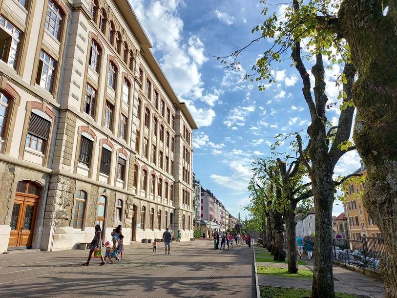 Les arbres de la cour du collège de l'Ouest ont été coupés pour permettre aux élèves de reprendre l'école ce lundi. 