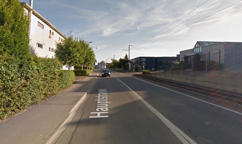 L'accident s'est produit peu avant le croisement avec la Schulstrasse à Sutz-Lattrigen. (Photo: Google Maps)