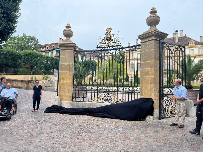 Le portail du jardin DuPeyrou rénové a été dévoilé par Mauro Moruzzi (droite), conseiller municipal en charge des infrastructures.