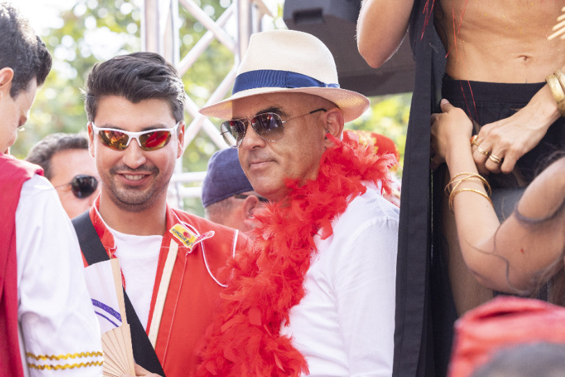 Alain Berset a surpris les fêtards samedi, équipé de son désormais iconique chapeau, de son boa et un cigare à la main. (Photo : KEYSTONE/SEVERIN BIGLER).