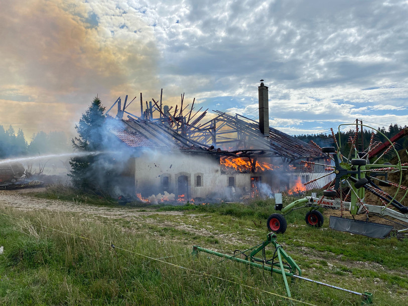 Située en bordure de la route cantonale, la ferme neuchâteloise est partie en fumée. (Photo: Police neuchâteloise)