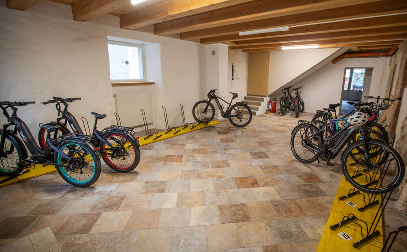 Les vélos peuvent désormais reposer à l'abri et en sécurité à St-Ursanne. (Photo : TalentisLAB)