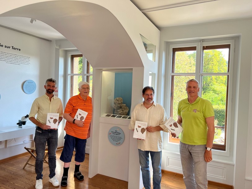 Les auteurs du livre du Jardin botanique sur les microbialithes (de gauche à droite): Tomaso Bontognali, Michel Aragno, Blais Mulhauser et Jean-Luc Josset.