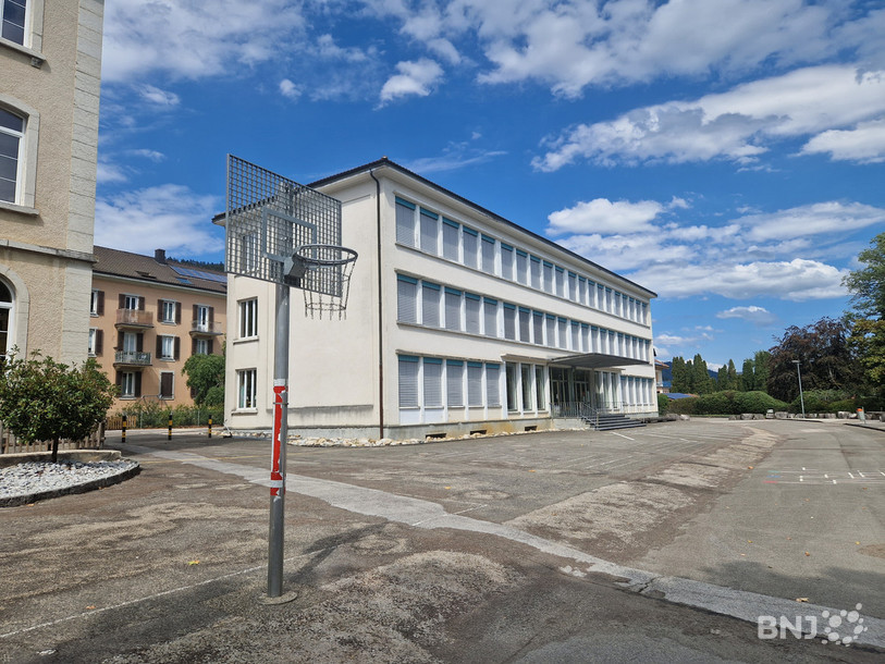 Au collège de Couvet, la cour est largement bétonnée et peu utilisable en cas de fortes chaleurs.
