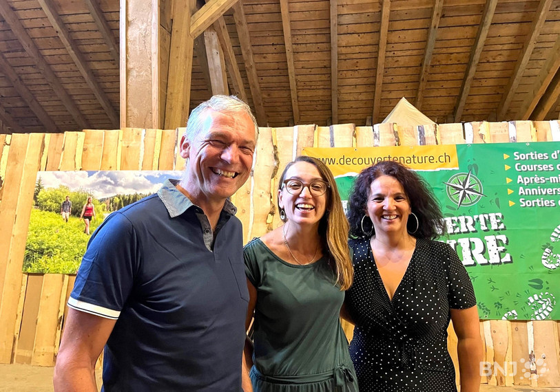 Olivier Tschopp (président du CCRD), Venera Sallkaj (chargée du projet du CCRD) et Diana Froidevaux (exploitante de la ferme de Domont, de gauche à droite) : tout sourire à l'heure de lancer ou d'accueillir le Droilà Festival.