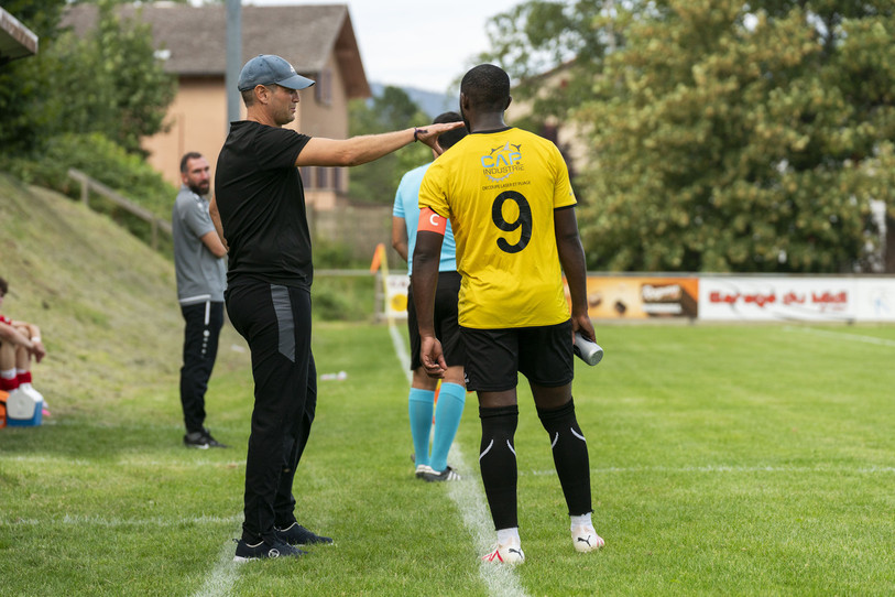 L'entraîneur du FC Erguël Alain Villard avec son capitaine Stéphane Menanga ont passé le 1er tour de qualification pour la prochaine Coupe de Suisse. (photo : Lukas Brügger).