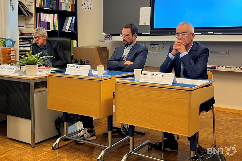 Le chef du Service de l'enseignement Fred-Henri Schnegg, le ministre de la Formation Martial Courtet et le chef du Service de la formation postobligatoire Manuel Donzé ont présenté ce vendredi différente mesures liées à l'année scolaire 2023-2024