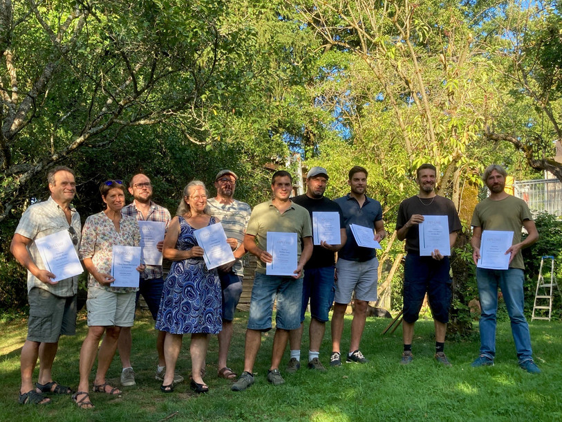 Les neuf nouveaux arboriculteurs, avec leur précieux diplôme (Photo : Fondation Rurale Interjurassienne)